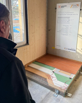 Bauminister Christian Bernreiter macht sich auf der Baustelle selbst ein Bild. Foto: StMB 