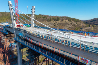 Hochbrücke Horb: Einbau der Schrägseile hat begonnen