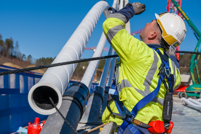 Mit jedem neu montierten Schrägseil wächst die Hochbrücke Horb und nimmt die Form an, die künftig das Neckartal überspannen wird. © PORR