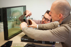 Die Beschichtung prüfen: Bei Isolierglas lässt sich die Beschichtung der Einzelscheiben mit einem einfachen Lichttest überprüfen (Foto: Louis Dickhaut) 