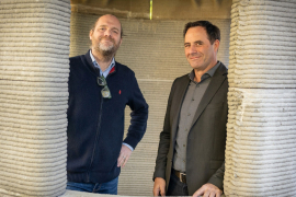 Die HM-Professoren Thorsten Stengel und Jörg Jungwirth präsentieren ihren 3D-gedruckten Beton-Pavillon (v.l.). © Foto: Louis Dickhaut / Hochschule München