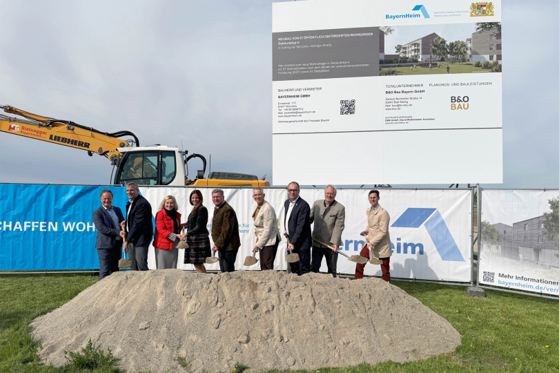Robert Niedergesäß, Landrat des Landkreises Ebersberg, Christian Bauer, Erster Bürgermeister von Grafing, Doris Rauscher, MdL, Kristina Frank, Geschäftsführerin der Baunova Bayern GmbH, Bayerns Bauminister Christian Bernreiter, Thomas Huber, MdL, Martin Behringer, MdL und stv. Aufsichtsratsvorsitzender der Baunova Bayern GmbH, Dr. Ernst Böhm, Gründungsgesellschafter B&O Gruppe, und Fabian König, Geschäftsführer der BayernHeim GmbH. (V.l.n.r., Foto: StMB)