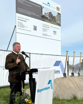 Bayerns Bauminister Christian Bernreiter beim Spatenstich in Grafing.