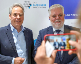 Andreas Demharter, Hauptgeschäftsführer der Bayerischen Baugewerbeverbände, und Verbandspräsident Georg Gerhäuser beantworteten die Fragen der Pressevertreterinnen und -vertreter. Foto: Sebastian Demharter / LBB
