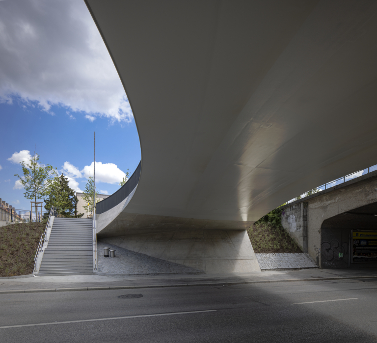 Die neue Fuß- und Radwegbrücke überzeugt durch ihre dynamische Formensprache. Foto: Wilfried Dechau