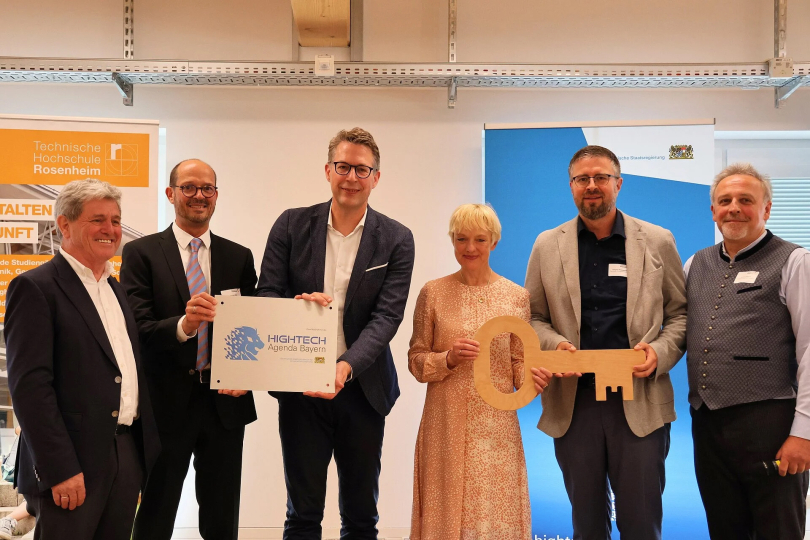Symbolische Schlüsselübergabe bei der Eröffnung des neuen V-Baus der TH Rosenheim: (v.l.) Hochschulpräsident Prof. Heinrich Köster, Prof. Dipl.-Ing. (FH) Andreas Betz, Wissenschaftsminister Markus Blume, Vizepräsidentin Prof. Dr. Sabine Ittlinger, geschäftsführender Leiter des Zentrums Forschung, Entwicklung und Transfer Dipl.-Ing. (FH) Wolfgang Alversammer und Dipl. Ing. (FH) Wolfgang Schmidt. 
