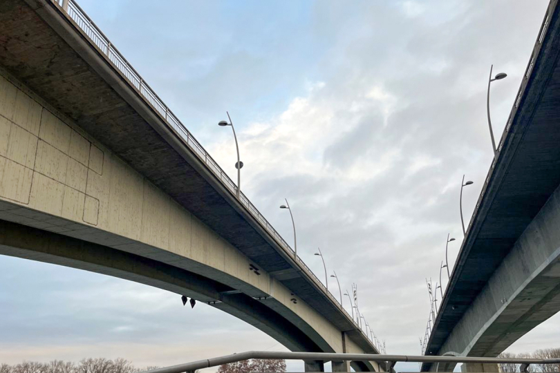 An der Nibelungenbrücke in Worms werden Methoden zur Erfassung und Bewertung bauwerksbezogener Daten zur Restnutzungsdauerverlängerung erforscht. Einige Ansätze der Projekte im Innovationsprogramm Straße werden ebenfalls daran erprobt (z. B. verteilte faseroptische Sensoren). 