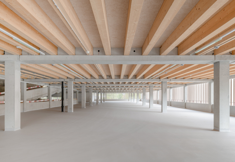 Das Holzparkhaus auf dem Forschungscampus „co-operate“ von Empa und Eawag ist ein Beispiel für nachhaltige Architektur im ökologischen und ökonomischen Sinn. Foto: Fabio Compagno / SAM Architekten