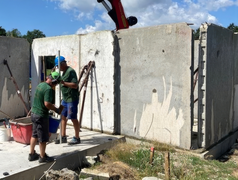 Beton mit zweitem Leben: Für den Eingangsbereich des Sportvereinsheims 1896 e.V. in Kolkwitz werden Betonfertigteile aus einem rückgebauten Wohnblock in Großräschen erneut verbaut. Das Projekt zeigt, wie Forschung der BTU zur Wiederverwendung von tragenden Bauteilen in der Praxis umgesetzt wird. Foto: BTU 