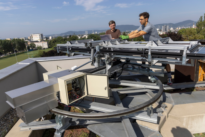 Armin Buchroither (rechts) und Thomas Neubauer am vollständig zusammengefalteten Solarmodul FLAPTrack. Foto: Lunghammer / TU Graz 