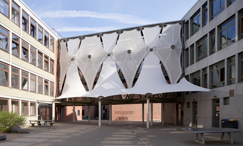 An der Westseite wurden die Membranen zugleich für ein Vordach verwendet. Foto: Veit Landwehr Architekturfotografie 