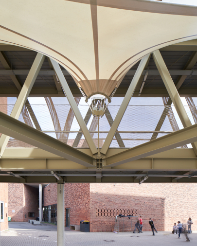 Die Stahlkonstruktion verfügt über mehrere Abspannpunkte. Foto: Veit Landwehr Architekturfotografie 
