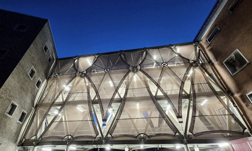 Die Westfassade bei Nacht. Foto: Montageservice LB 