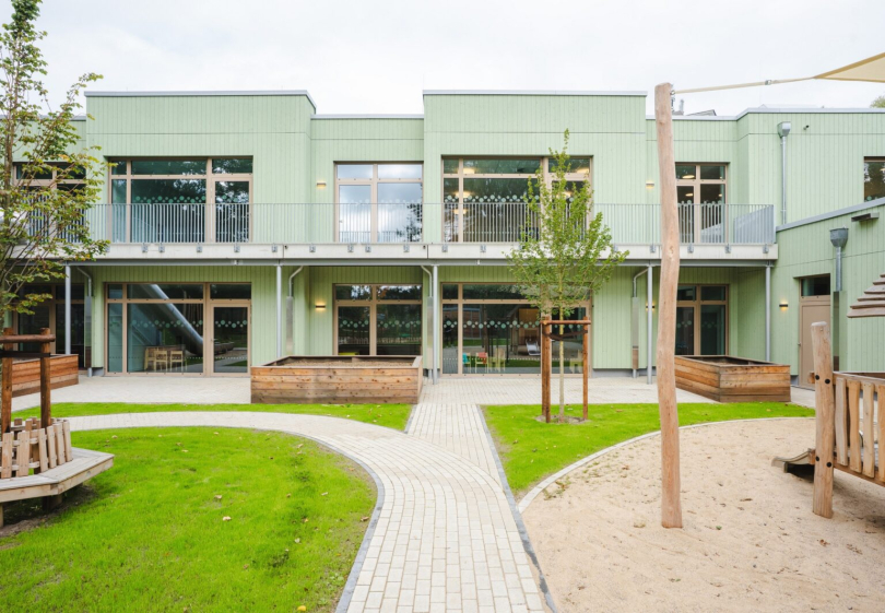 Kita „Zauberwelt“ in Heiligenhaus: Das moderne und nachhaltige Gebäude zeichnet sich durch eine Kombination aus Holzrahmenbauweise und Massivbauweise aus. Foto: PLANSITE 