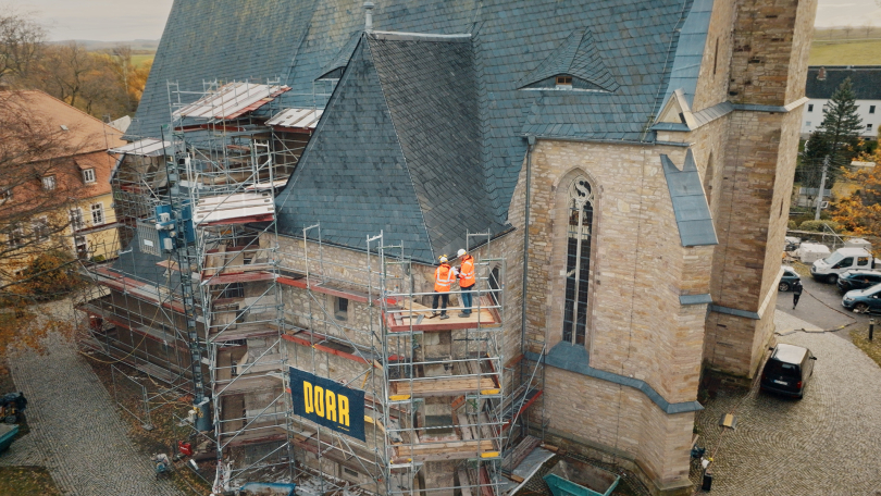 Mit rund 2.800 m ausgeräumten Fugen und abgestimmtem Fugenmörtel wurde die spätgotische Stiftskirche Ebersdorf fachgerecht instandgesetzt. © Porr