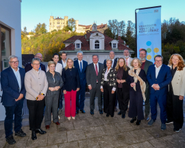 Die Teilnehmerinnen und Teilnehmer der Verkehrsministerkonferenz in Hohenschwangau. Foto: Winszczyk / StMB