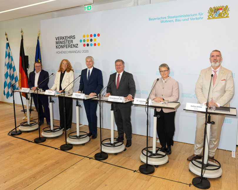 Die Teilnehmerinnen und Teilnehmer der Pressekonferenz (v.l.n.r.: Oliver Krischer, Minister für Umwelt, Naturschutz und Verkehr des Landes Nordrhein-Westfalen, Petra Berg, Ministerin für Umwelt, Klima, Mobilität, Agrar und Verbraucherschutz im Saarland, Steffen Bilger, Bundesminister für Verkehr der Bundesrepublik Deutschland, Christian Bernreiter, Bayerischer Staatsminister für Wohnen, Bau und Verkehr und Vorsitzender der Verkehrsministerkonferenz, Dr. Lydia Hüskens, Ministerin für Infrastruktur und Digitales des Landes Sachsen-Anhalt, und Steffen Schütz, Thüringer Minister für Digitales und Infrastruktur Foto: Winszczyk / StMB