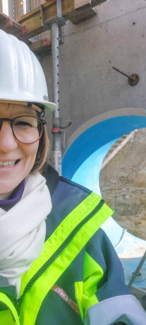 Die Bauingenieurin auf einer Baustelle.