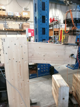 Prüfsituation einer Rahmenecke mit Bauteilen aus holzbewehrtem Holz und einem Dübelkreis: Die Kombination von HBH, also Brettschichtholz mit hochfesten Furnierlagen, erhöht vor allem die Tragfähigkeit von Holz in kritischen Konstruktionsbereichen. Bild: Niklas Kainz, TUM