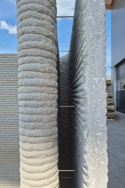 In der Nahaufnahme der Wand ist klar die markante Optik des 3D-Druckverfahrens zu erkennen. Foto: Rupp Gebäudedruck GmbH.