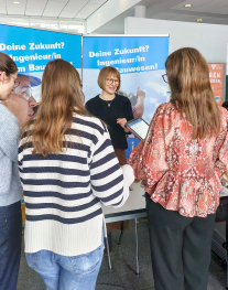 Stephanie Sierig bei einer Berufs-Infomesse.