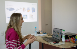 Katharina Wolgast stellt beim Girl's day ihre Arbeit vor.