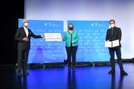 Kammerpräsident Prof. Dr. Norbert Gebbeken und Bauministerin Kerstin Schreyer mit Dr.-Ing. Alexander Hentschel von Tragraum Ingenieure (v.l.)