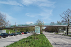 Fußgängerbrücke über die Ackermannstraße in München