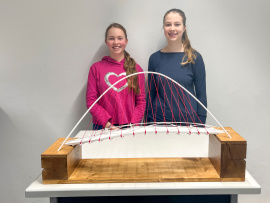 Platz 3: Brücke der tausend Knoten von Annalena Dahms und Hanna Höfner, beide 13 Jahre, Städtisches Thomas-Mann-Gymnasium München, 8. Klasse