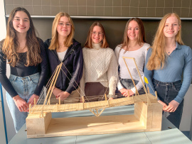 Platz 3: Entenhausner Fußgängerbrücke von Theresa Koch, Sarah Weidner, Mara Diaconu, Sophia Moser, Sophia Sommer, Wilhelm-Diess-Gymnasium Pocking, 14-15 Jahre, Klassenstufe 9 