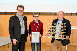 Das Modell „Super 8“ belegt Platz 1 im bayerischen Landesfinale und Platz 3 im Bundesfinale in der Alterskategorie I bis 8. Klasse (Dr. Werner Weigl, Maximilian Öhl und Dr. Ulrich Scholz)