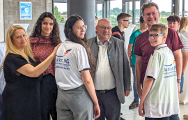 In den weißen T-Shirts: Die Preisträger Krista Marche und Maximilian Öhl beim Bundesfinale. Foto: BIngK