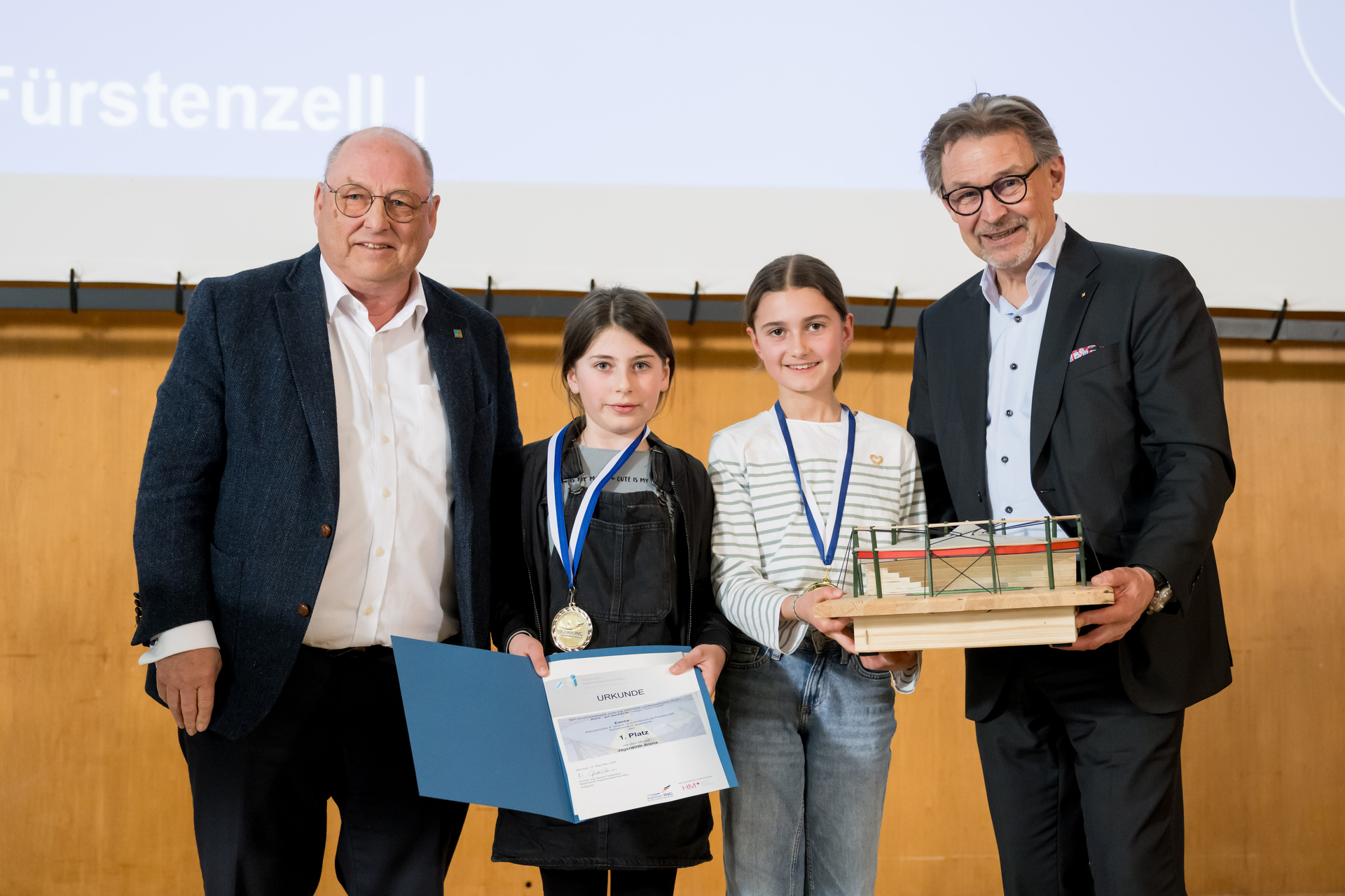 1. Platz: Jägerwirth Arena (Preisgeld: 250 Euro) - Emma und Elina, 4. Klasse, Grund- und Mittelschule Fürstenzell
