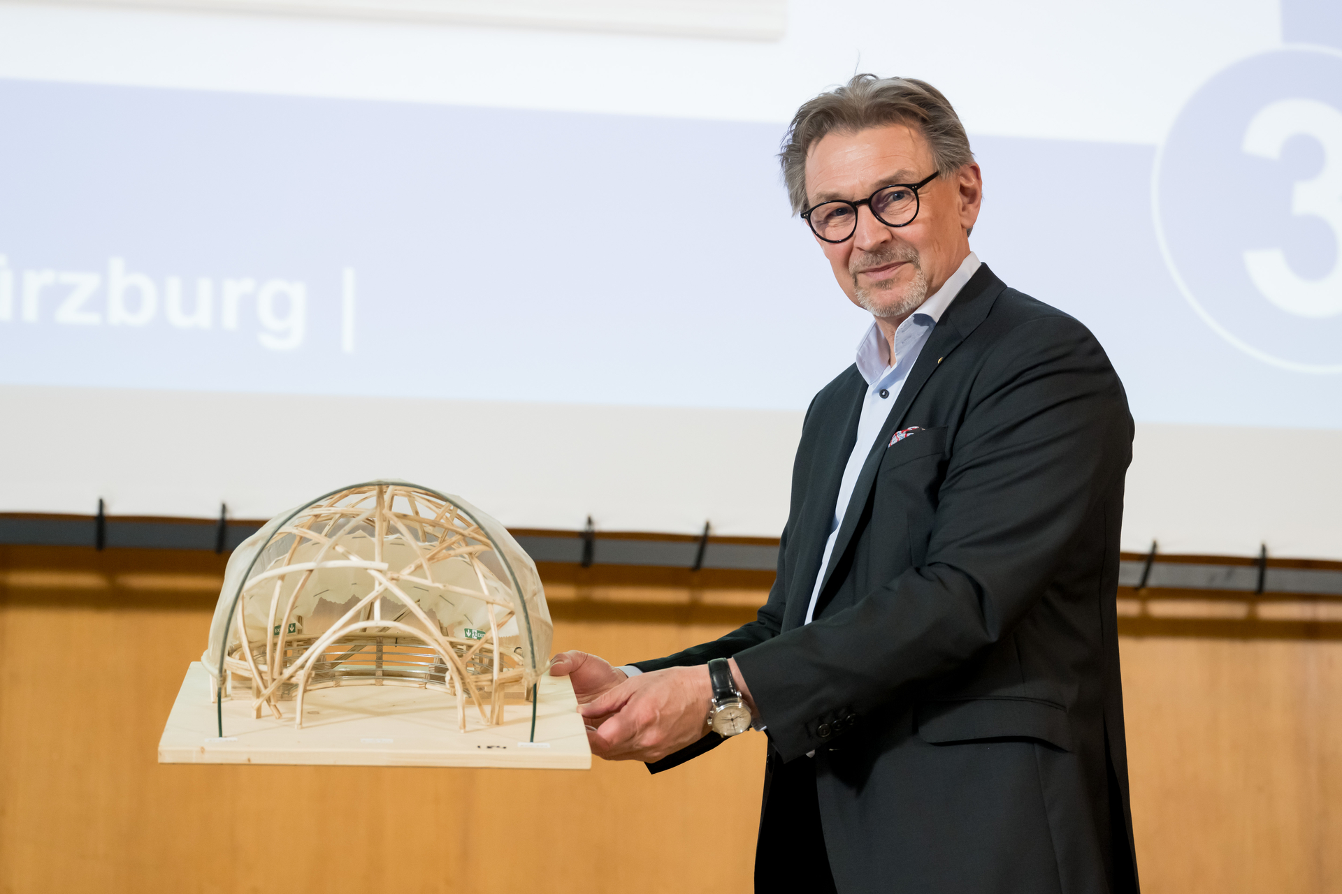 3. Platz: Willow Park (Preisgeld: 100 Euro) - Lukas, 8. Klasse, Riemenschneider Gymnasium Würzburg. Auf dem Foto: Dr.-Ing. Werner Weigl. 2. Vizepräsident Bayerische Ingenieurekammer-Bau, da Lukas nicht an der Verleihung dabei sein konnte.