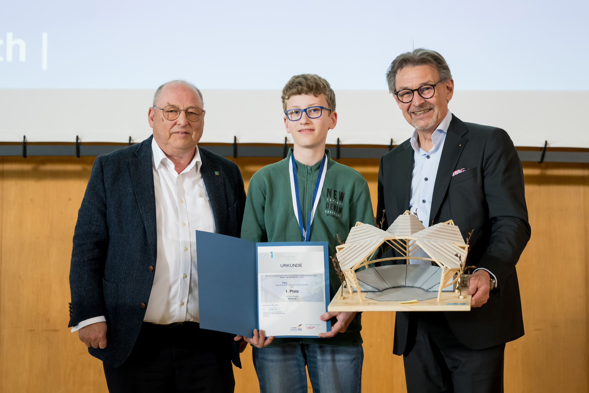 1. Platz: Arena Z (Preisgeld: 250 Euro) und Sonderpreis der Hochschule München für das interessanteste Tragwerk (Preisgeld: 100 Euro) - Paul, 9. Klasse, Gymnasium Donauwörth 