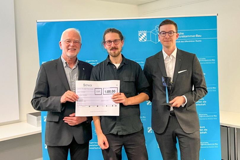 Niklas Haschke (m.) mit Kammerpräsident Prof. Dr. Norbert Gebbeken und dem Juryvorsitzendem Dr.-Ing. Michael Anton Kraus