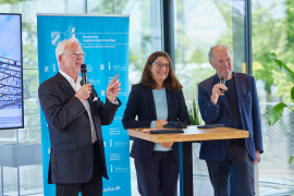 Gesprächsrunde mit Kammerpräsident Prof. Dr. Norbert Gebbeken, Marion Schöne, der Geschäftsführerin des Olympiapark München und Dipl.-Ing. (FH) Günter Mayr, der maßgeblich an der statisch-konstruktiven Bearbeitung des Stadiondaches beteiligt war. Foto: KLaus D. Wolfd 