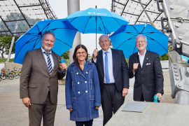 Das Zeltdach des Olympiastadions München wurde als „Historisches Wahrzeichen der Ingenieurbaukunst in Deutschland“ ausgezeichnet. Von links: Ministerialdirigent Hans-Peter Böhner, Stadtbaurätin Prof. Dr. (Univ. Florenz) Elisabeth Merk, Dr.-Ing. Heinrich Bökamp, Präsident der Bundesingenieurkammer und Prof. Dr. Norbert Gebbeken, Präsident der Bayerischen Ingenieurekammer-Bau. Foto: RitaE / Pixabay